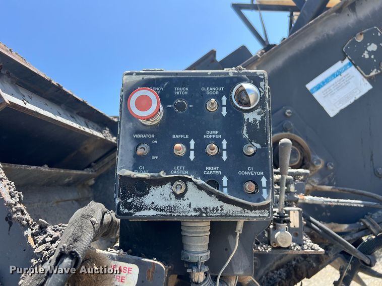 image for item EM2519 2005 Roadtec SB-2500C material transfer vehicle