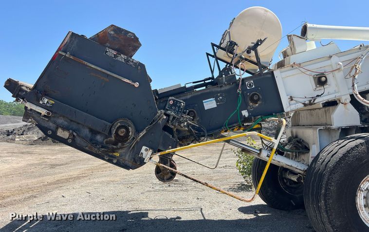 image for item EM2519 2005 Roadtec SB-2500C material transfer vehicle