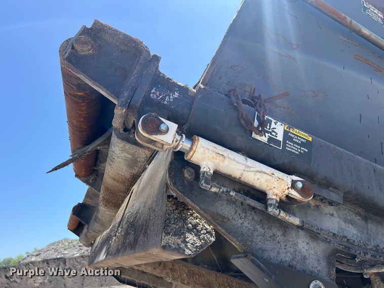 image for item EM2519 2005 Roadtec SB-2500C material transfer vehicle