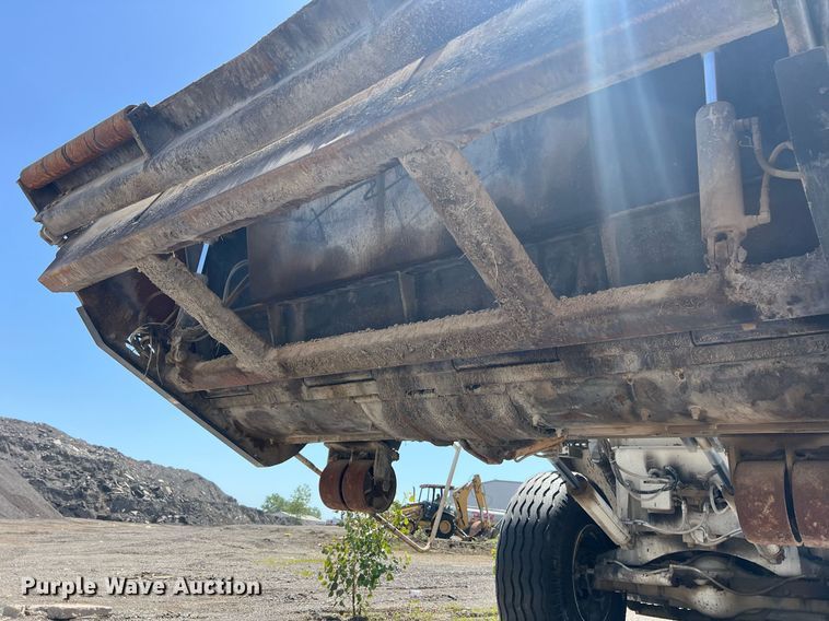 image for item EM2519 2005 Roadtec SB-2500C material transfer vehicle