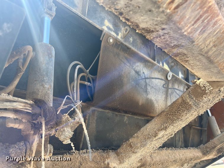 image for item EM2519 2005 Roadtec SB-2500C material transfer vehicle