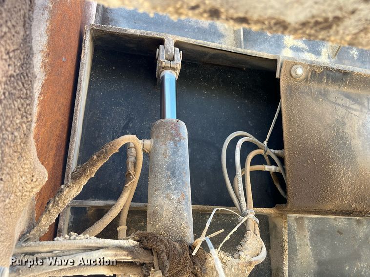 image for item EM2519 2005 Roadtec SB-2500C material transfer vehicle