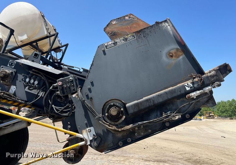 image for item EM2519 2005 Roadtec SB-2500C material transfer vehicle