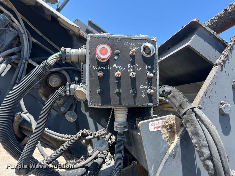 image for item EM2519 2005 Roadtec SB-2500C material transfer vehicle