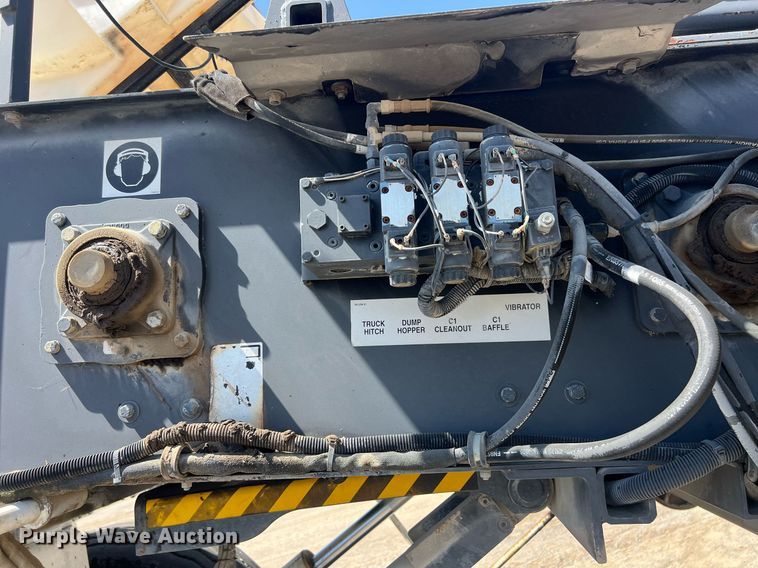 image for item EM2519 2005 Roadtec SB-2500C material transfer vehicle