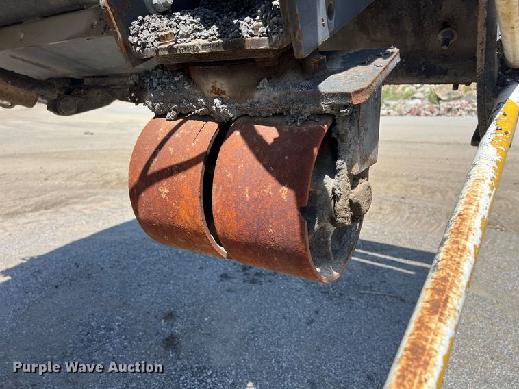 image for item EM2519 2005 Roadtec SB-2500C material transfer vehicle