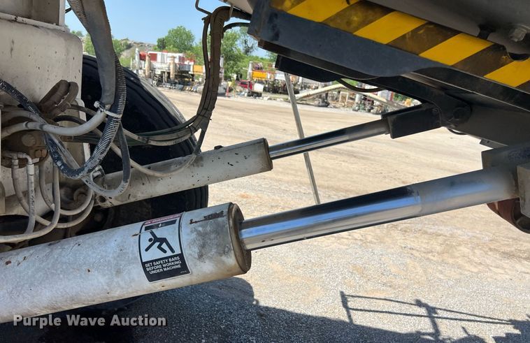 image for item EM2519 2005 Roadtec SB-2500C material transfer vehicle