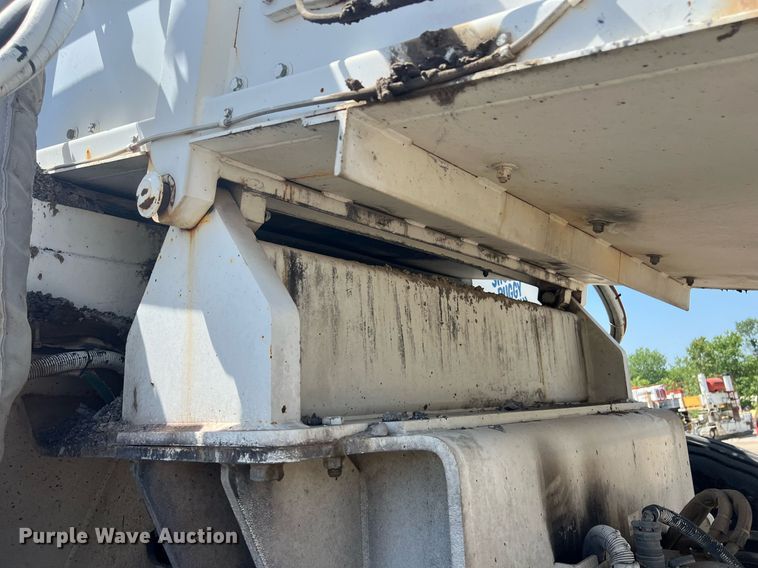 image for item EM2519 2005 Roadtec SB-2500C material transfer vehicle