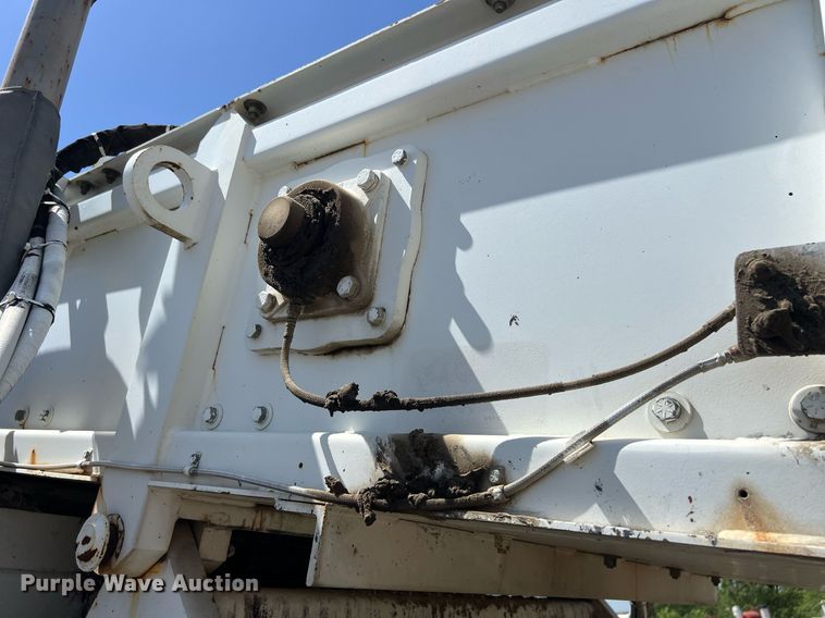 image for item EM2519 2005 Roadtec SB-2500C material transfer vehicle