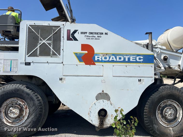 image for item EM2519 2005 Roadtec SB-2500C material transfer vehicle