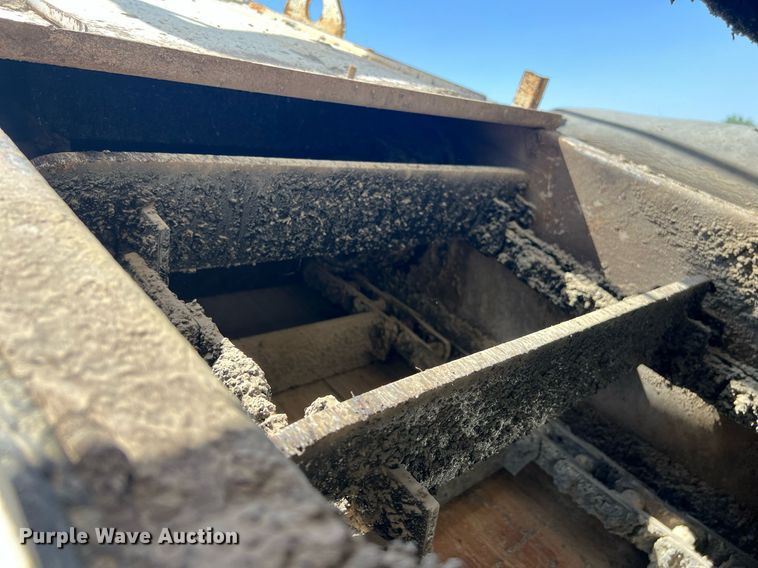 image for item EM2519 2005 Roadtec SB-2500C material transfer vehicle