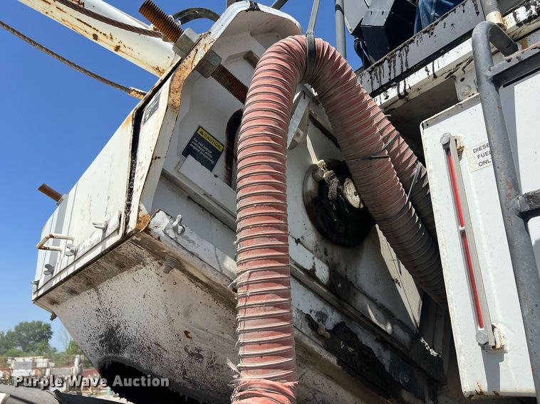 image for item EM2519 2005 Roadtec SB-2500C material transfer vehicle