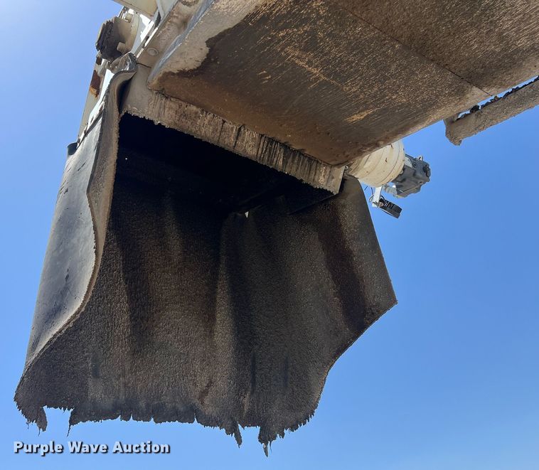 image for item EM2519 2005 Roadtec SB-2500C material transfer vehicle