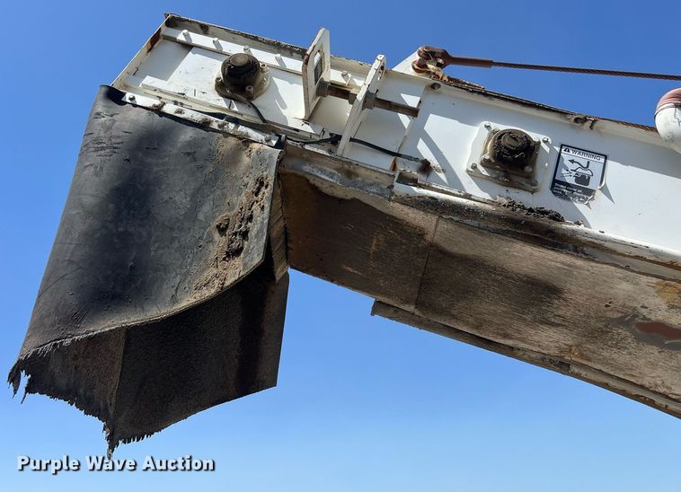 image for item EM2519 2005 Roadtec SB-2500C material transfer vehicle