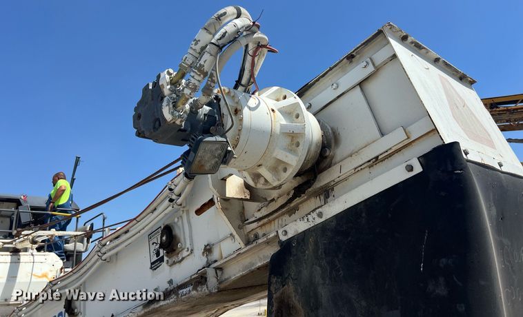 image for item EM2519 2005 Roadtec SB-2500C material transfer vehicle