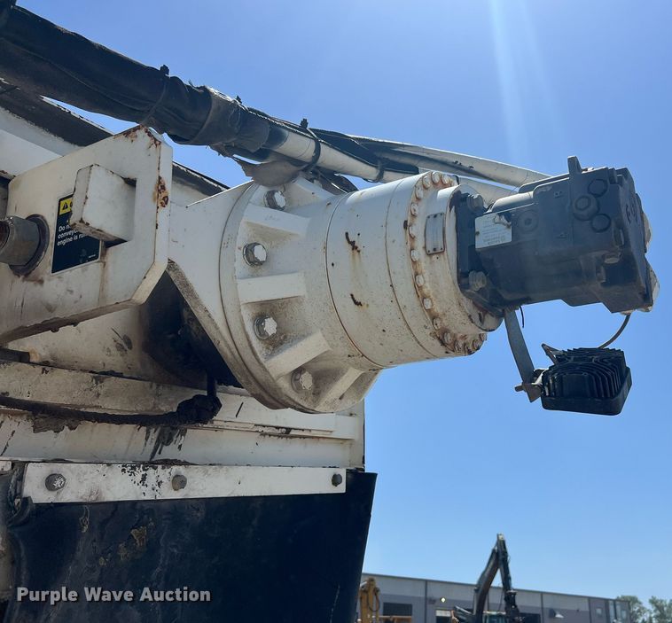 image for item EM2519 2005 Roadtec SB-2500C material transfer vehicle