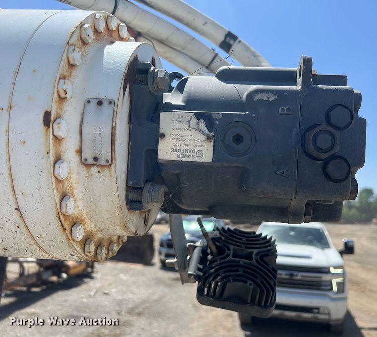 image for item EM2519 2005 Roadtec SB-2500C material transfer vehicle