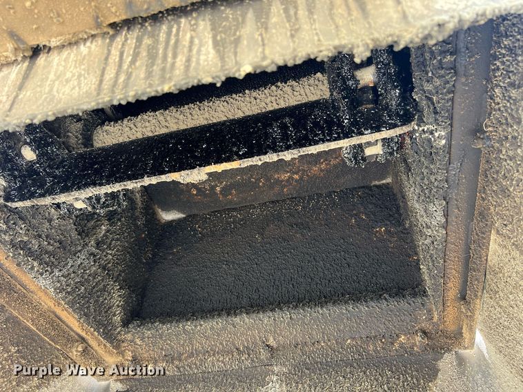 image for item EM2519 2005 Roadtec SB-2500C material transfer vehicle