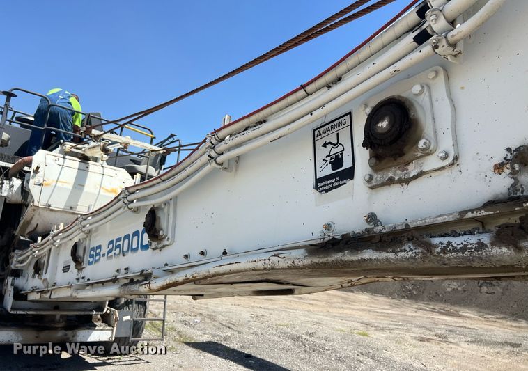 image for item EM2519 2005 Roadtec SB-2500C material transfer vehicle