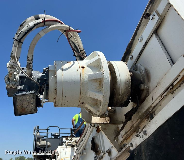 image for item EM2519 2005 Roadtec SB-2500C material transfer vehicle