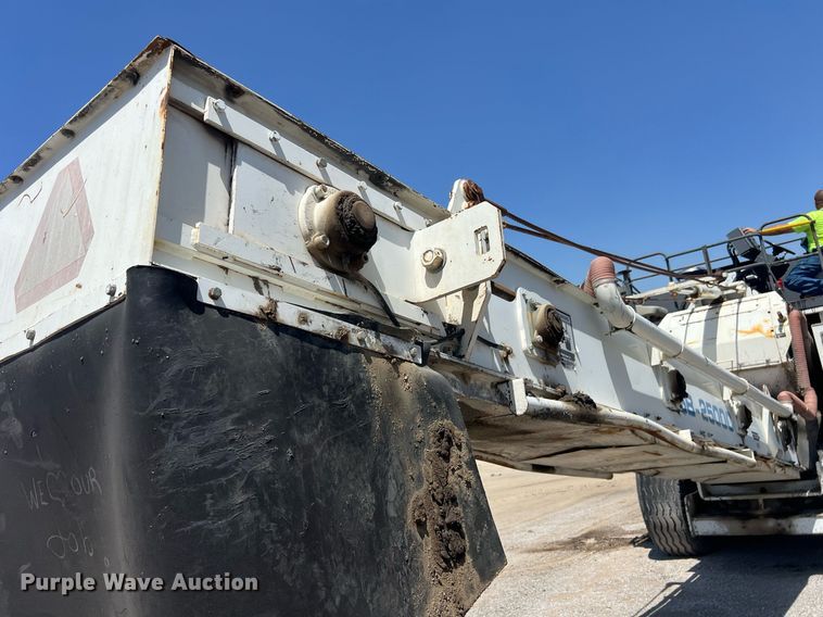 image for item EM2519 2005 Roadtec SB-2500C material transfer vehicle