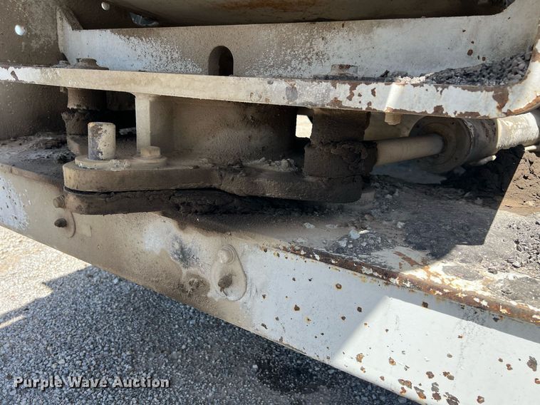 image for item EM2519 2005 Roadtec SB-2500C material transfer vehicle