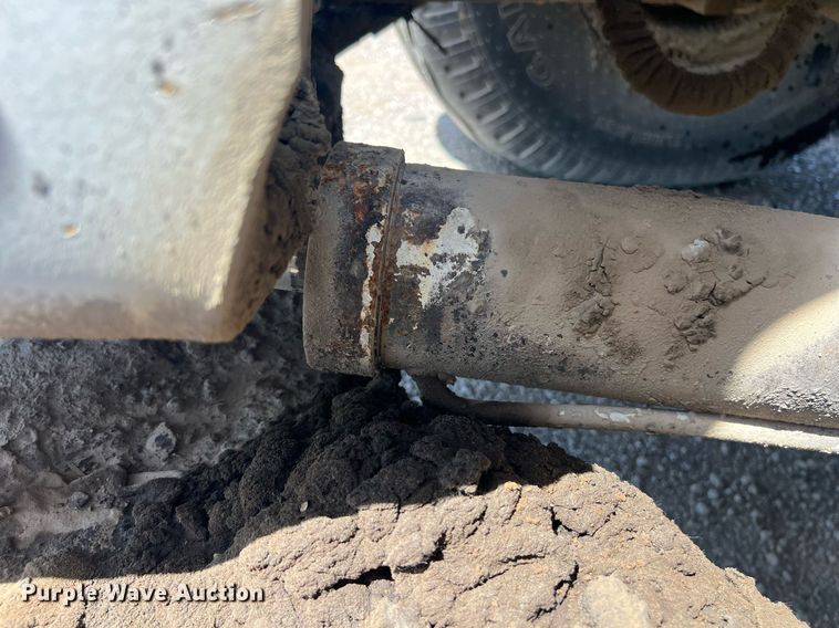 image for item EM2519 2005 Roadtec SB-2500C material transfer vehicle