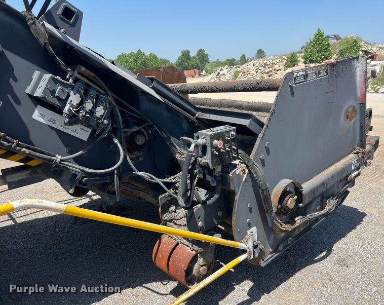 image for item EM2519 2005 Roadtec SB-2500C material transfer vehicle