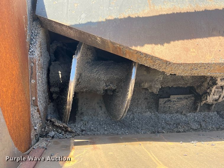 image for item EM2519 2005 Roadtec SB-2500C material transfer vehicle