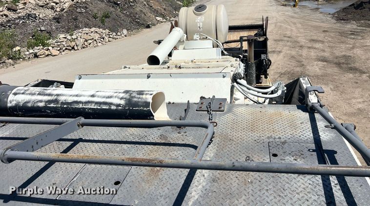 image for item EM2519 2005 Roadtec SB-2500C material transfer vehicle