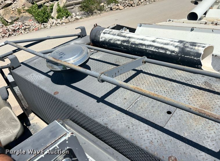 image for item EM2519 2005 Roadtec SB-2500C material transfer vehicle