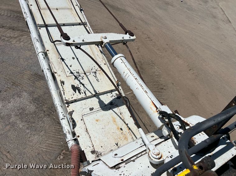 image for item EM2519 2005 Roadtec SB-2500C material transfer vehicle