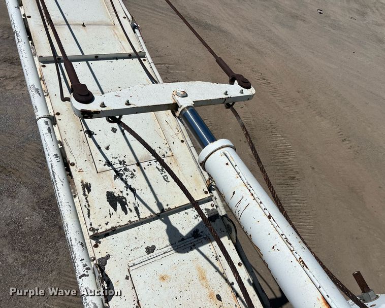 image for item EM2519 2005 Roadtec SB-2500C material transfer vehicle