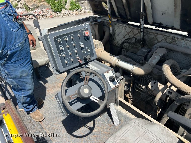 image for item EM2519 2005 Roadtec SB-2500C material transfer vehicle