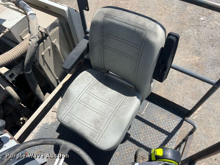 image for item EM2519 2005 Roadtec SB-2500C material transfer vehicle