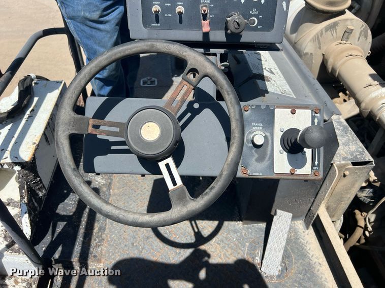 image for item EM2519 2005 Roadtec SB-2500C material transfer vehicle