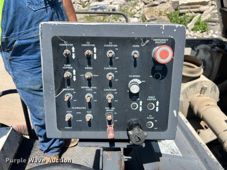 image for item EM2519 2005 Roadtec SB-2500C material transfer vehicle