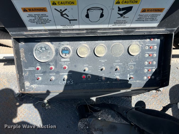 image for item EM2519 2005 Roadtec SB-2500C material transfer vehicle