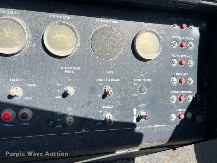 image for item EM2519 2005 Roadtec SB-2500C material transfer vehicle