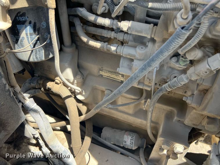 image for item EM2519 2005 Roadtec SB-2500C material transfer vehicle