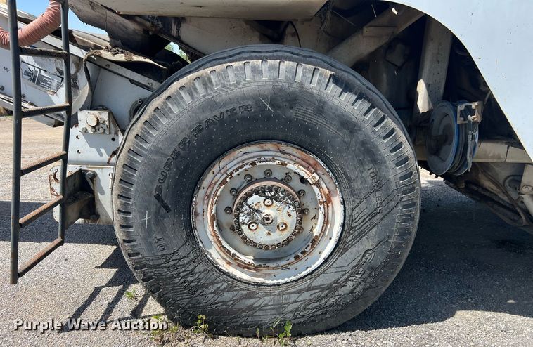 image for item EM2519 2005 Roadtec SB-2500C material transfer vehicle