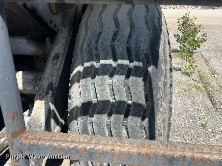 image for item EM2519 2005 Roadtec SB-2500C material transfer vehicle