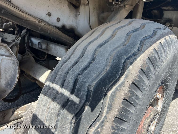 image for item EM2519 2005 Roadtec SB-2500C material transfer vehicle