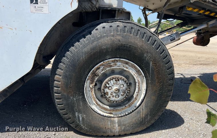 image for item EM2519 2005 Roadtec SB-2500C material transfer vehicle