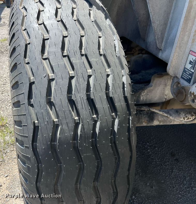 image for item EM2519 2005 Roadtec SB-2500C material transfer vehicle