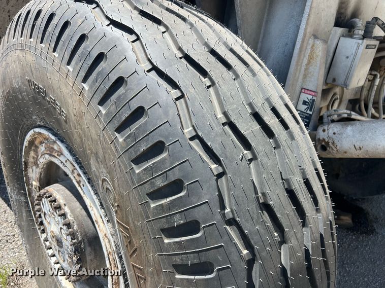 image for item EM2519 2005 Roadtec SB-2500C material transfer vehicle