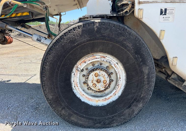 image for item EM2519 2005 Roadtec SB-2500C material transfer vehicle