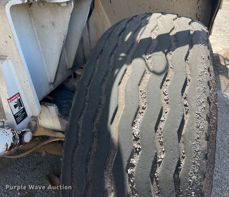 image for item EM2519 2005 Roadtec SB-2500C material transfer vehicle