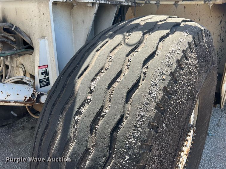 image for item EM2519 2005 Roadtec SB-2500C material transfer vehicle