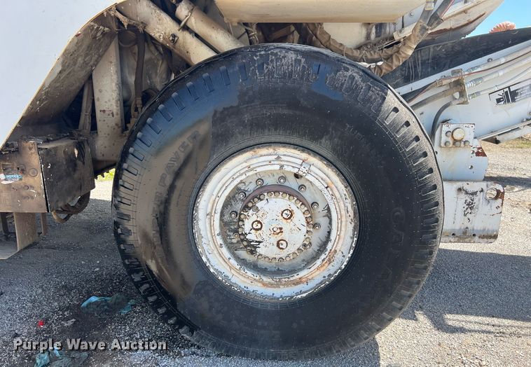 image for item EM2519 2005 Roadtec SB-2500C material transfer vehicle